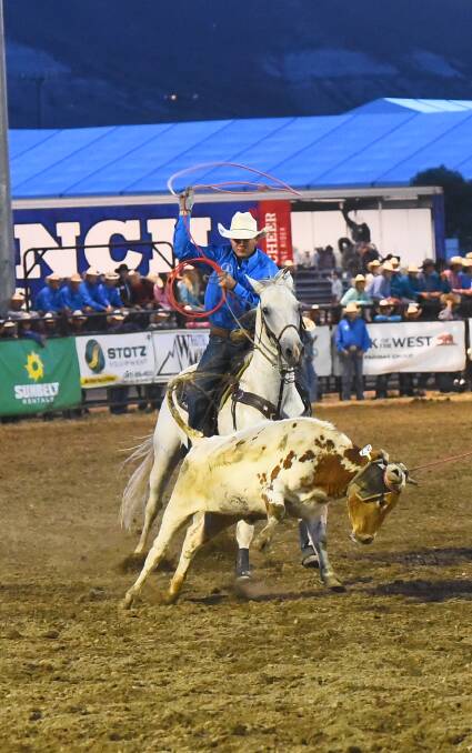 Aiming carefully with one chance: An athlete supporting Kolt Ferguson in the World National High School Rodeo Association in America.