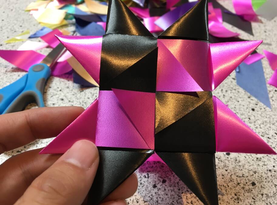 An example of a ribbon star. 