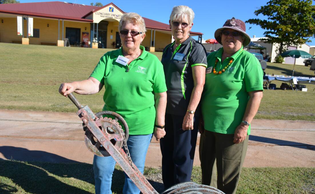  Margarete Cotter, Gail Wipaki and Narelle Marsh in front of the Cloncurry Unearthed museum. 