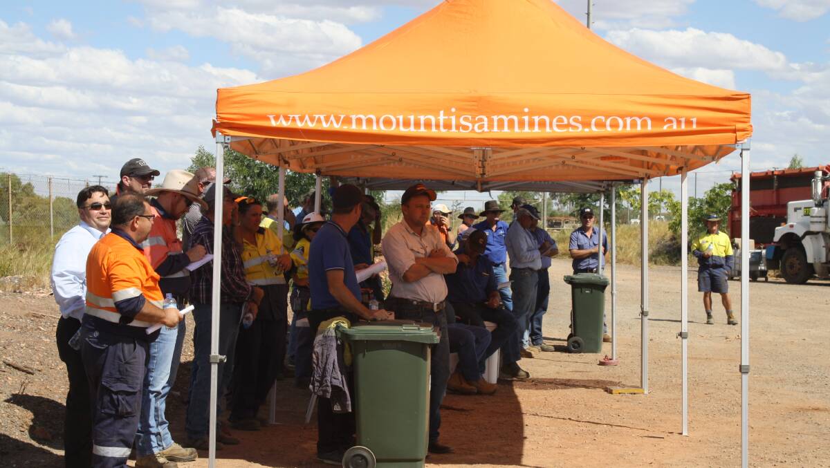 Bidders braved the heat at the afternoon auction for large items such as dump trucks, bulldozers, and prime movers. Photo: Esther MacIntyre