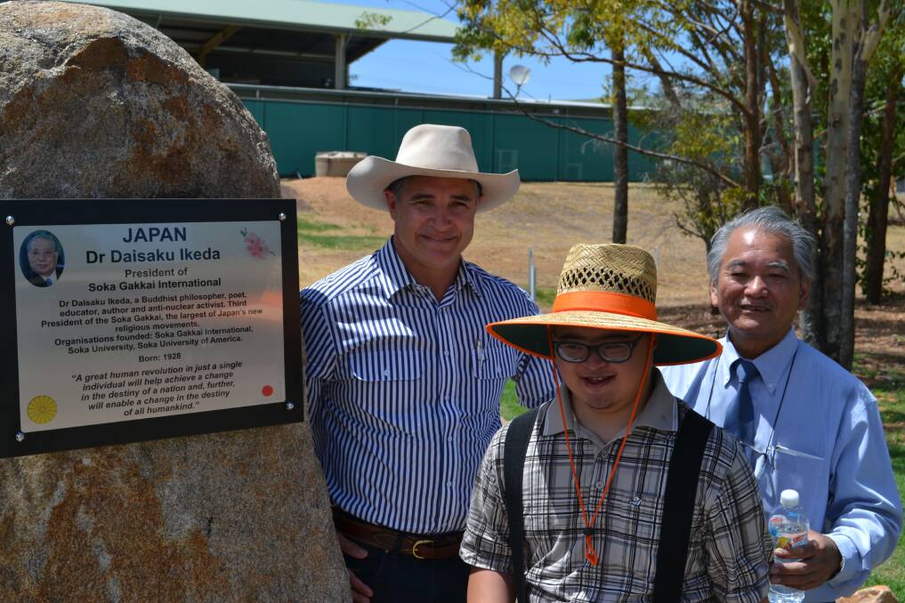 Robbie Katter is pictured at the Peace Monument unveiling in Georgetown with Eric Tan and his son Brian.