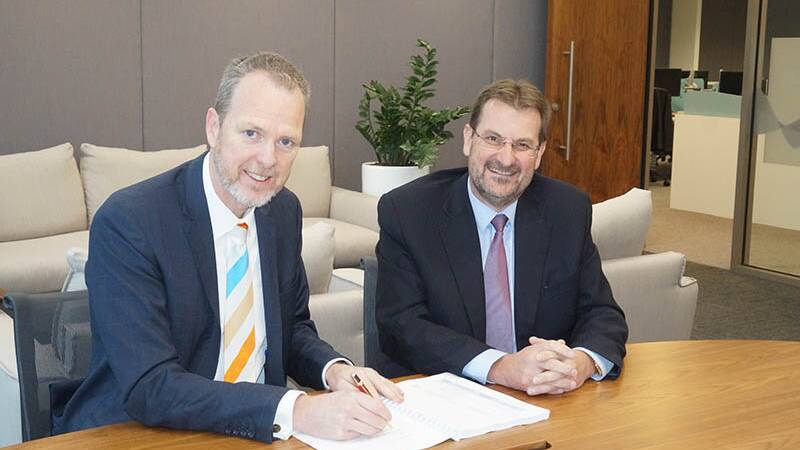 Jemena Managing Director Paul Adams with McConnell Dowell CEO Scott Cummins at the contract signing ceremony in Melbourne. 