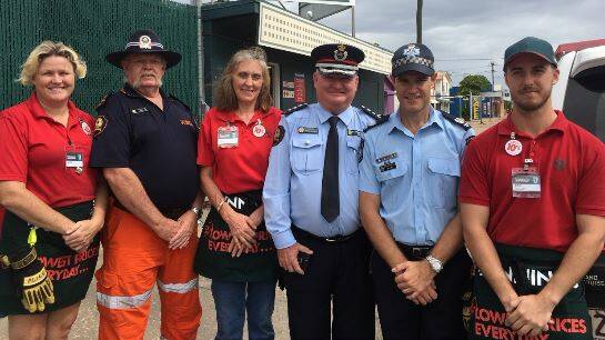 Left to Right: Alice Stevens (Bunnings Team Member, Mount Isa), Larry Hartig (SES
Area Controller, Cloncurry), Elizabeth Collins (Bunnings Team Member, Mount Isa),
Gordon Graham (SES Area Controller, Mount Isa), Neil King (A/Officer in Charge Mount Isa Police Station) and Eric Pedersen (Bunnings Assistant Store Manager, Mount Isa).