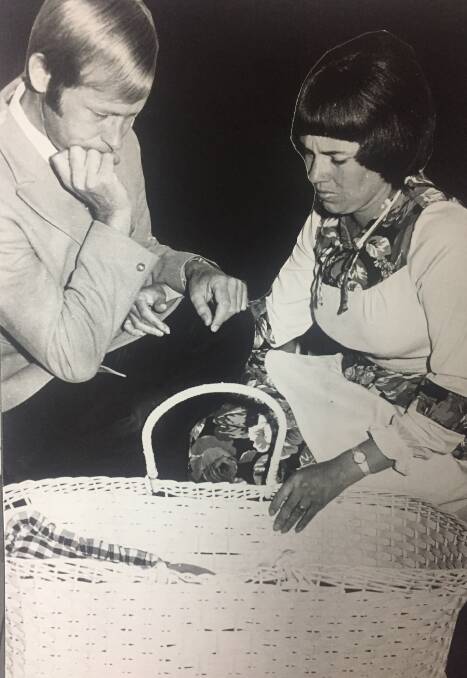 Michael and Lindy Chamberlain with baby Azaria's empty basket.