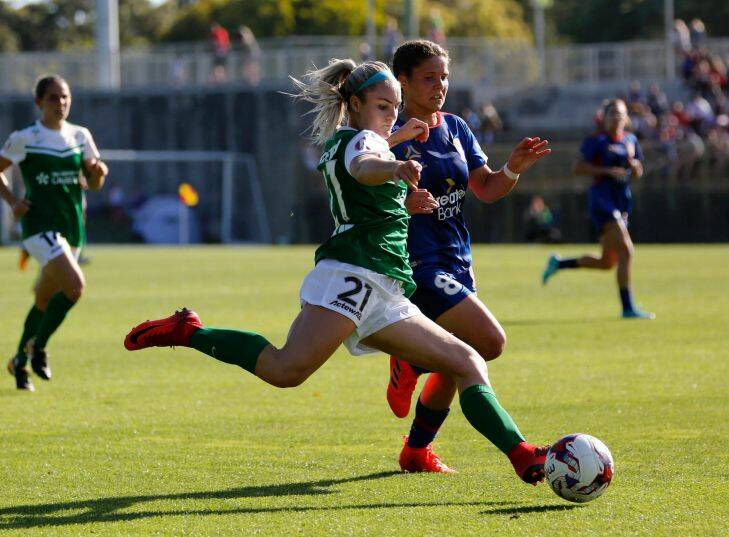 Ellie Carpenter of Canberra United puts in a cross under pressure from Sophie Nenadovic during the W-League Round 4 match between the Newcastle Jets and Canberra United at No. 2 Sportsground, Newcastle, on Sunday, November 19, 2017. (AAP Image/Darren Pateman) NO ARCHIVING, EDITORIAL USE ONLY