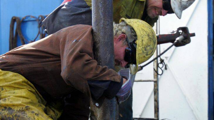 OIL RIG. THURSDAY JULY 28 2005......AFR FIRST USE ONLY.........  PIC JAMES DAVIES  WORKERS CHANGE OUT A PIPE ON THEBELLARINE 1 DRILLING RIG WEST OF GEELONG. THE PROJECT IS A JIONT VENTURE WITH LAKES OIL AND JUPITER PETROLEUM.  STORY IAN HOWARTH.      OIL GAS PROSPECTING EXPLORATION PETROLEUM EXPLORE KELLY BUSH PIPE DEPTH DRILL BIT CHANGE OUT KB DEREK SHELL LAKES OIL JUPITER PETROLEUM SPECIALX 00039705