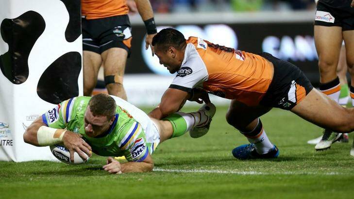 Shannon Boyd scores a try on Saturday against the Wests Tigers. Photo: Alex Ellinghausen
