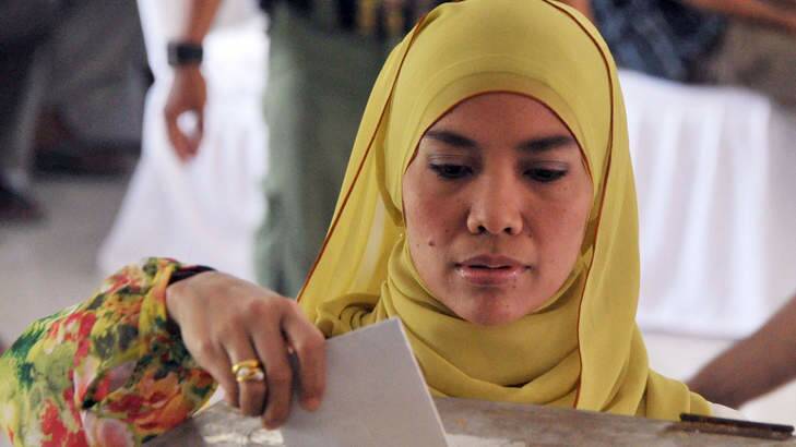 A Jakarta resident casts her vote at a polling station during the legislative election on Wednesday. Photo: AFP Photo