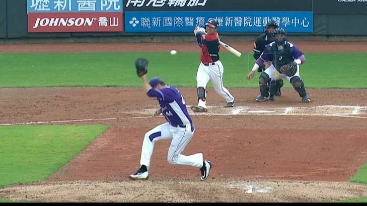 Who needs to keep their eyes on the ball?  Photo: Chinese Professional Baseball League