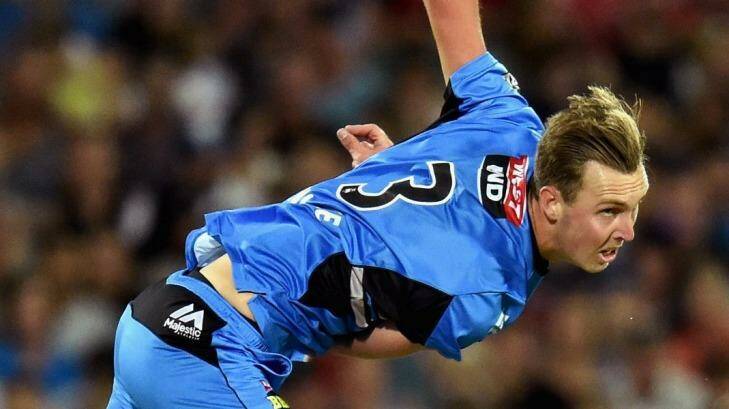 Bolt from the blue: Billy Stanlake bowling for the Strikers. Photo: Daniel Kalisz