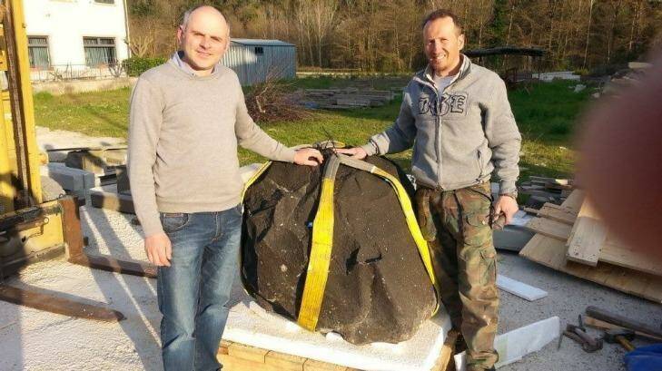 Cesare Ciabatti, left, from the Da Gioncondo Chalet and sculptor Roberto Vignali examining the boulder from Queensland that will be sculptured into a memorial to Bert Hinkler. Photo: Supplied