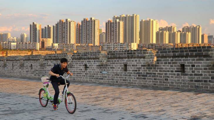 Locals enjoy cycling on Datong's replica ancient city wall, a legacy of mayor Geng Yanbo. Photo: Sanghee Liu