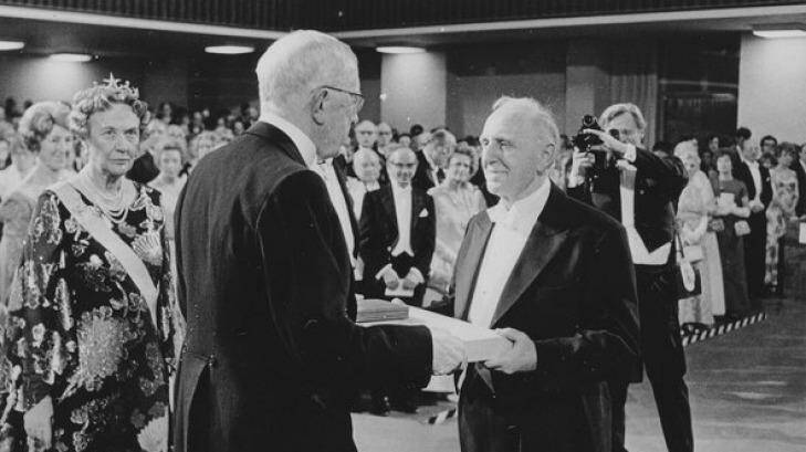Economist Simon Kuznets when he received his Nobel Prize in 1971. His son - an economist himself - has decided to put the medal on the block. Photo: Reportagebild/AP via The New York Times