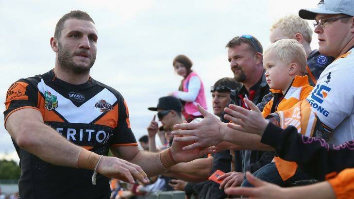 SYDNEY, AUSTRALIA - AUGUST 30:  Robbie Farah of the Wests Tigers high fives the crowd after the Tigers last home game of the season during the round 25 NRL match between the Wests Tigers and the New Zealand Warriors at Campbelltown Sports Stadium on August 30, 2015 in Sydney, Australia.  (Photo by Mark Kolbe/Getty Images) Photo: Mark Kolbe