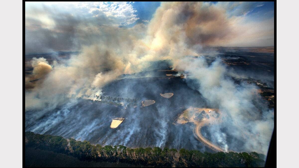 Houses under threat as a fire travels on the outskirts of Melbourne which was photographed from the air in a helicopter. Photo: Simon O'Dwyer. Fairfax Media.
