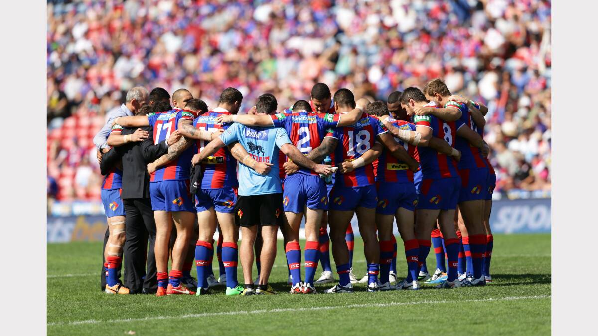 Coach Wayne Bennett joins the team for an on-field huddle for Alex McKinnon before the game. Picture Jonathan Carroll