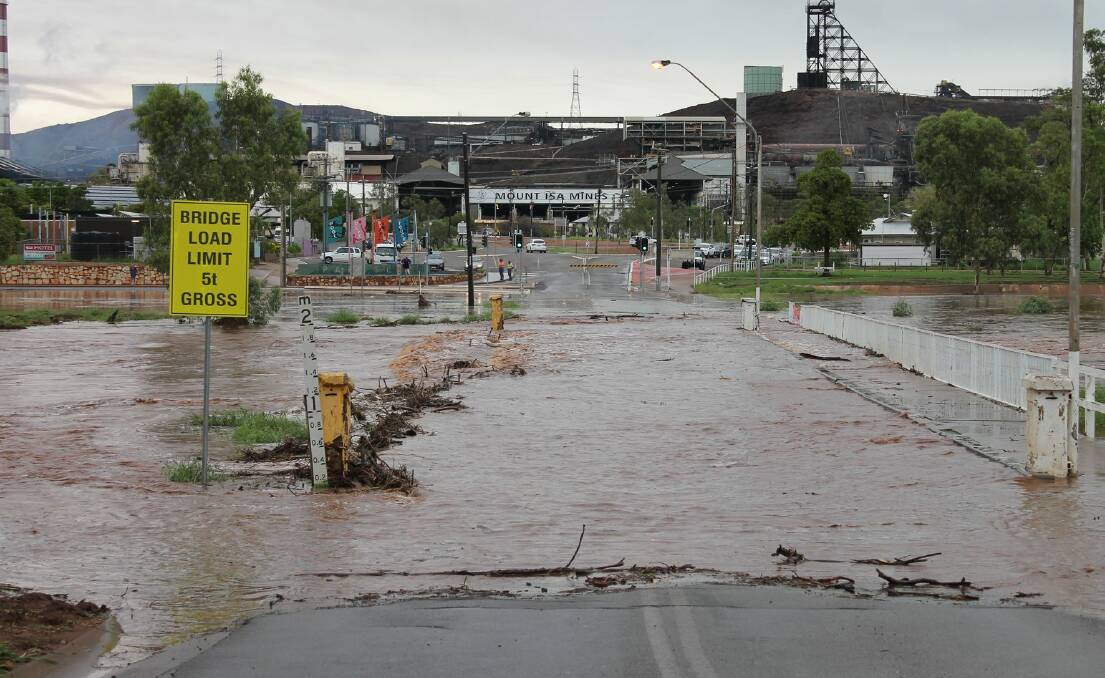  FLOWING STRONG: Isa Street  crossing under water after the downpour.  Picture: BRONWYN WHEATCROFT
