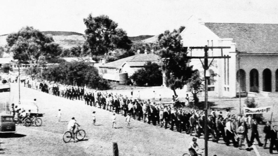 Anzac parade 1958 leaving the marshalling area of Kruttschnitt Park, down Church Street, right along Station Street, across Isa Street Bridge to the RSSILA Memorial Hall.