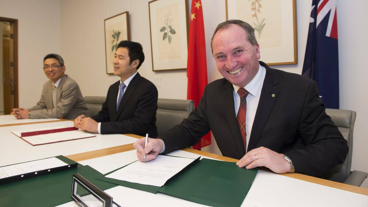 Mr CAI Wei, deputy head of Mission/Minister, Embassy of the People’s Republic of China in Australia; Dr LI Jianwei, director general, AQSIQ with Minister Joyce signing the protocol for feeder/slaughter cattle.