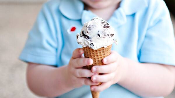 Police hunt man offering ice cream to kids