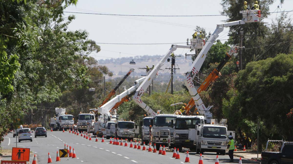 Work being done along Lake Albert Road between Lord Baden Powell Drive and Copland Street in Wagga, NSW. Picture: Les Smith