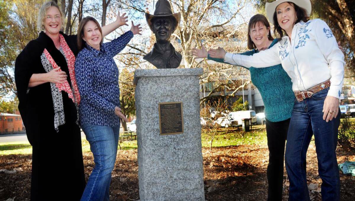 Sculptor Kate French with Reg Lindsay’s daughters Joanne, Sandra and Dianne with Reg’s bust in Bicentennial Park. Photo Gareth Gardner.