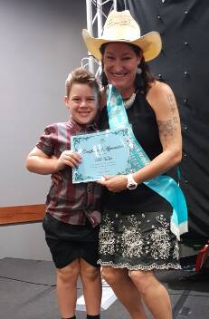 Rodeo Queen Quest entrant Kat Ufer presented this aspiring artist with an award last Saturday. Photos: Supplied