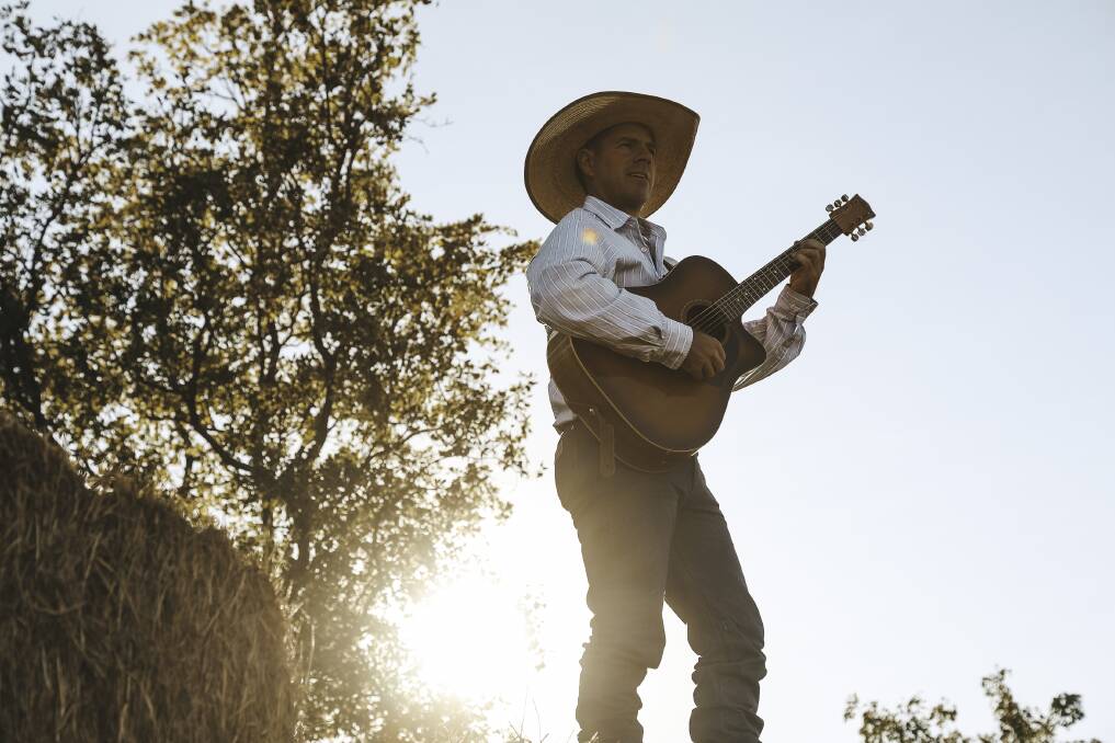 Tom Curtain will perform in Cloncurry on Friday November 29. Photo supplied.