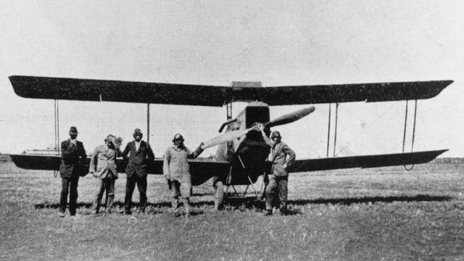 The first Qantas Longreach to Winton flight 1922. Photo: State Library of Queensland.