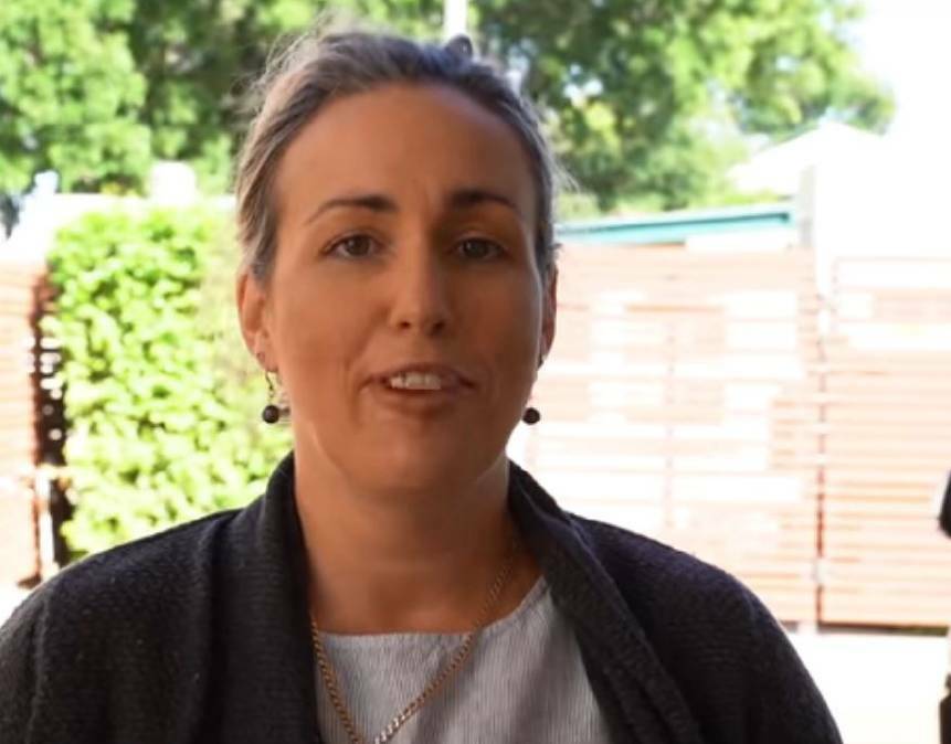 Dr Leonie Fromberg said Cloncurry's medical services are suffering because of an automatic administrative change affecting doctors' rates of pay and its ability to attract personnel.