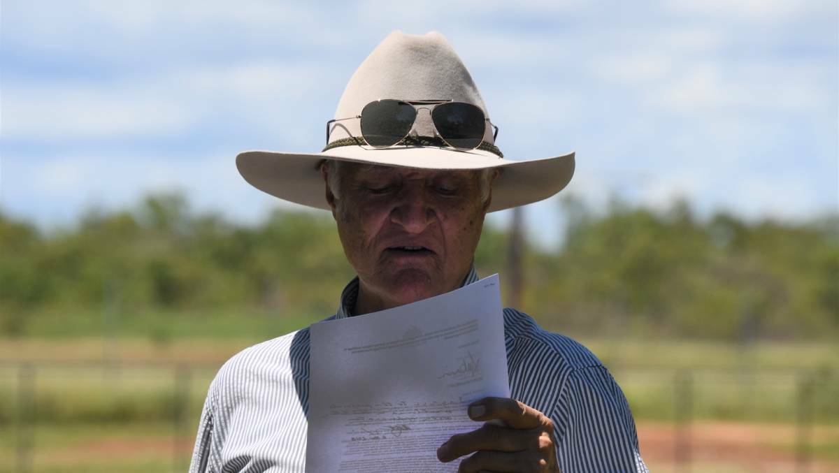 Bob Katter reads a letter to Mornington Islanders where Scott Morrison promises support for a market garden on the island.
