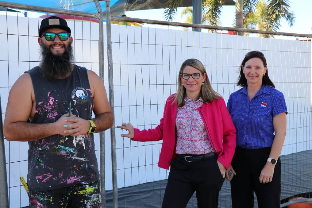 Artist Mulga, Mayor Joyce McCulloch and Council Community Development Officer
Petra Osinski at the Family Fun Park wall where the mural will be painted.