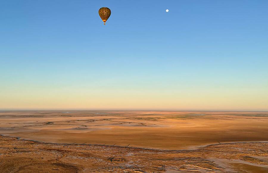 The balloon soars over the magnificent landscape of the Gulf.