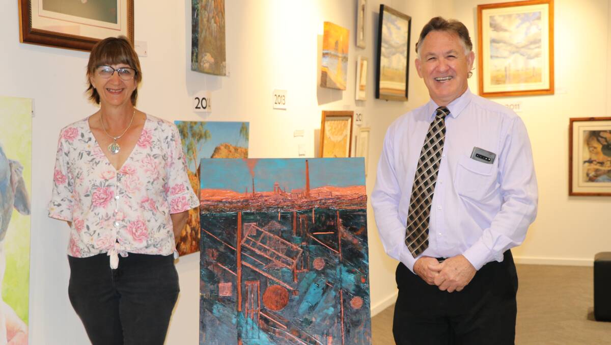 Deputy Mayor and Council RADF Committee Chair Phil Barwick with local artist
Rowena Murphy, whose latest exhibition, a retrospective of her 40 years worth of works,is being held at the Mount Isa Regional Art Gallery at Outback at Isa.
