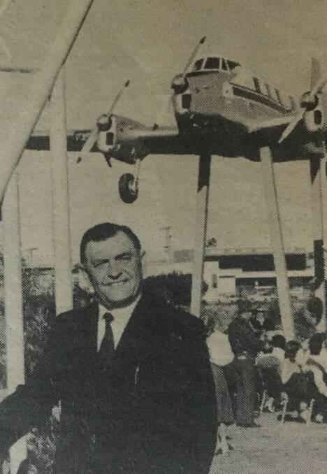 Mount Isa Mayor Franz Born unveils the Drover in June 1980 at the newly opened George McCoy Park.