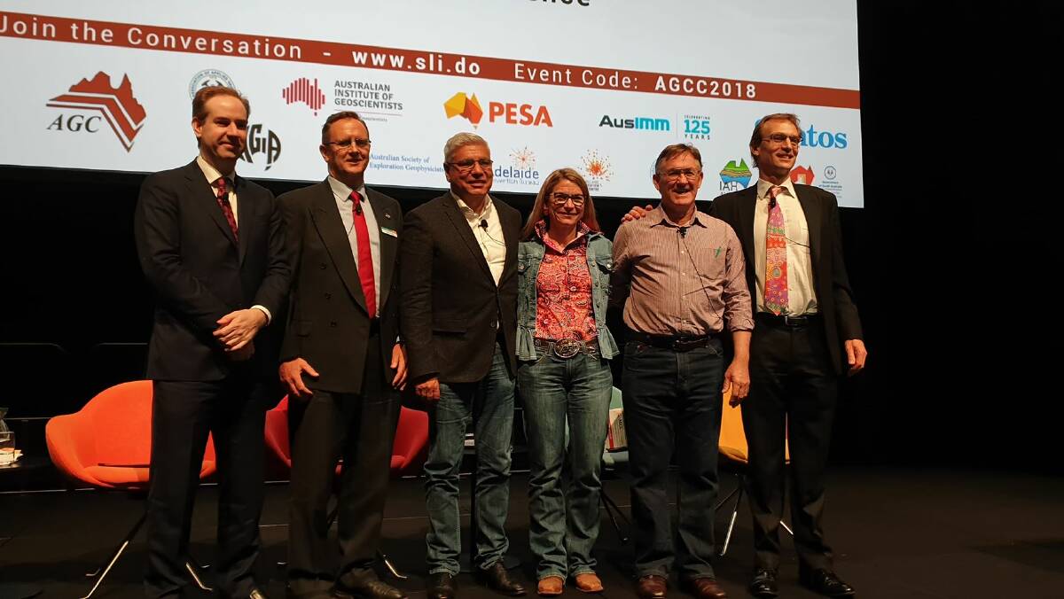 Mayor Joyce McCulloch and Deputy Mayor Phil Barwick (second and third right) at the Australian Geoscience Council Convention.