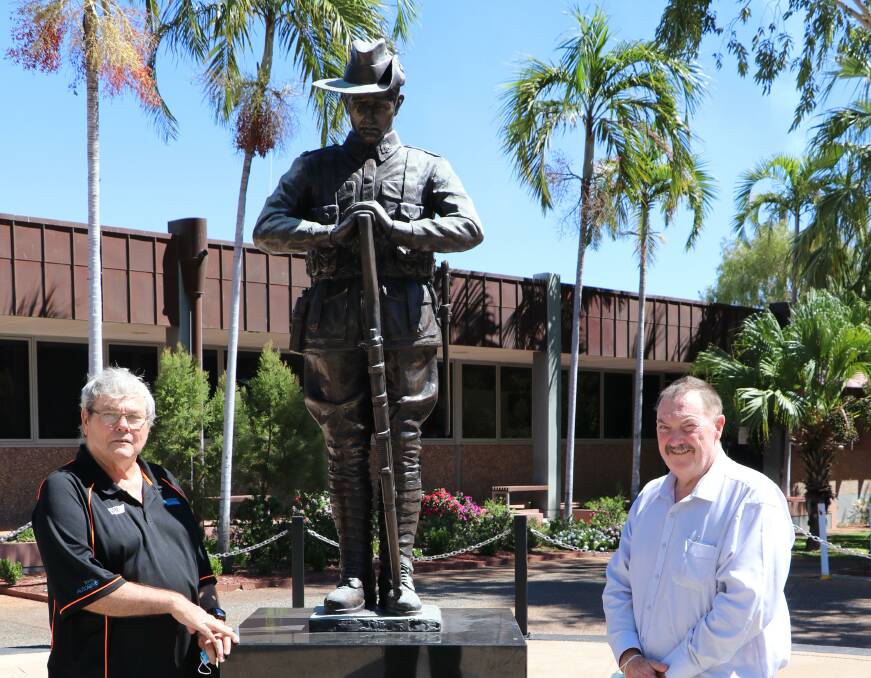 Mount Isa RSL Sub-branch President Jim Nuttall and Sub-branch Welfare Officer Dave
Pringle at the Mount Isa Cenotaph.