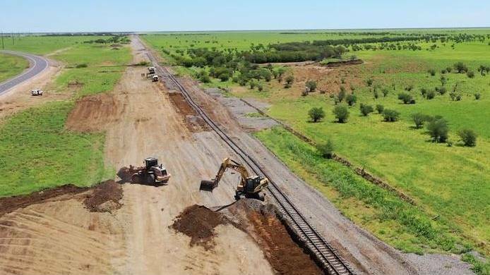 Thousands of steel sleepers along the Mount Isa to Townsville rail line have been replaced with concrete ones.