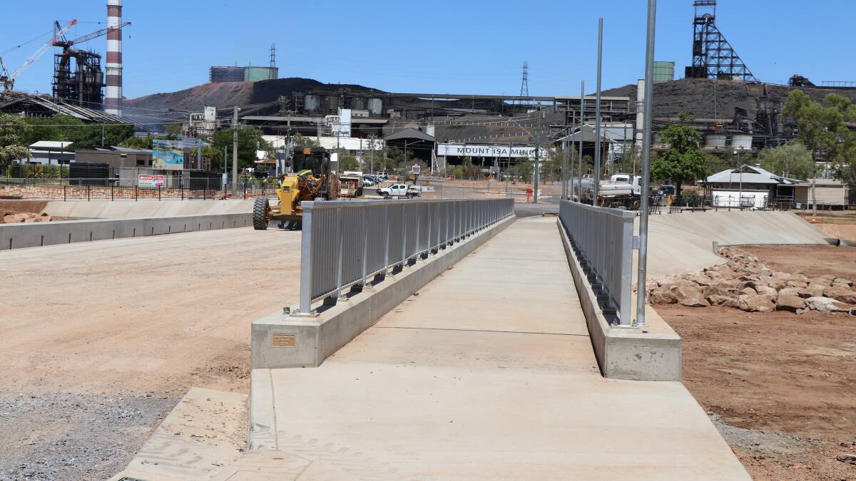 Isa St Bridge moves closer to completion