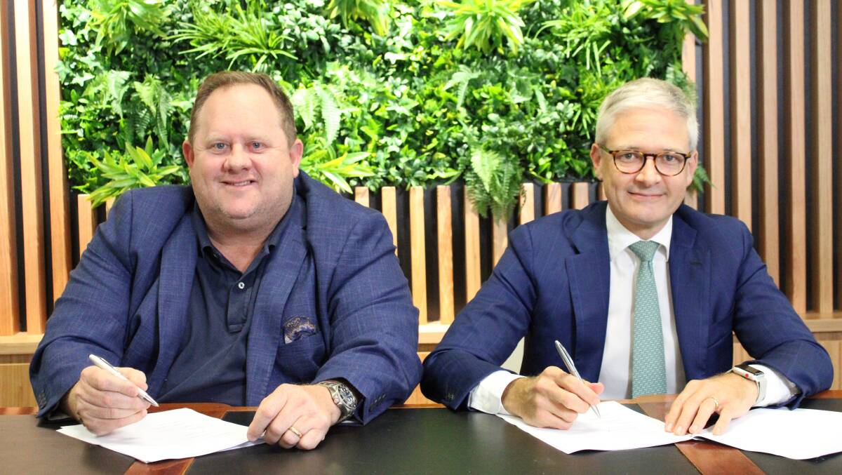 HyperOne founder Bevan Slattery (left) and CuString Managing Director Joseph OBrien sign the MOU.