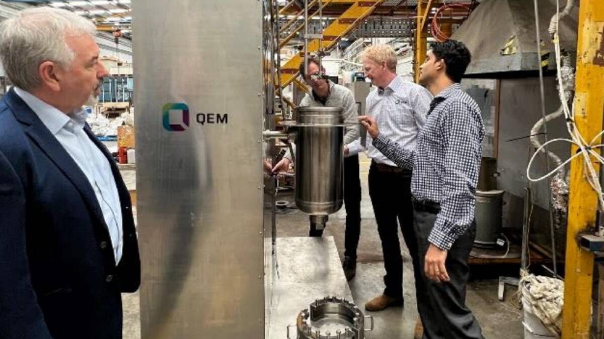 QEM managing director Gavin Loyden (left) at the final stages of the installation of the pilot plant.