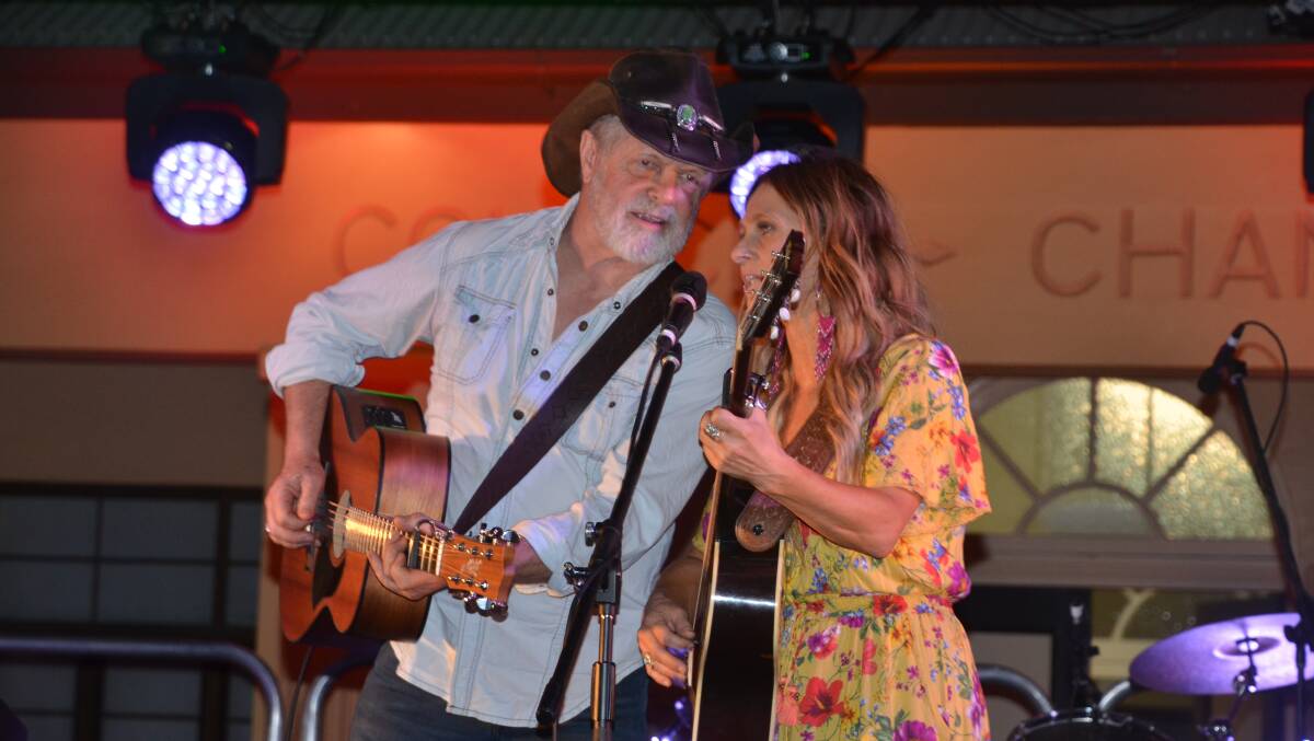 Bill and Kasey Chambers perform a duet in the Beat the Heat concert in Cloncurry on Friday.
