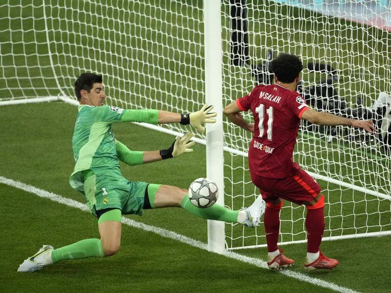 Real Madrid's goalkeeper Thibaut Courtois (l) saves from Mo Salah in the Champions League final. (AP PHOTO)