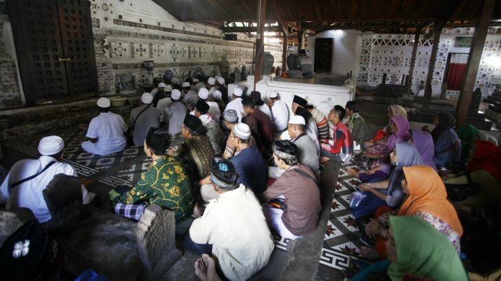 Pilgrims pray at the tomb of Sunan Gunungjati. Photo: Irwin Fedriansyah