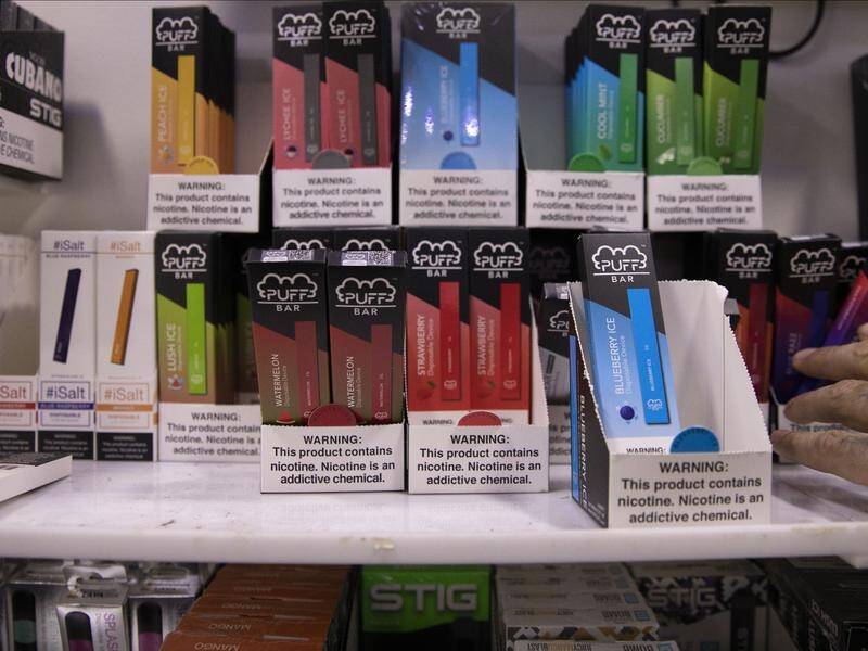 New Zealand is moving to ban ads for e-cigarettes and the sale of such products to children.