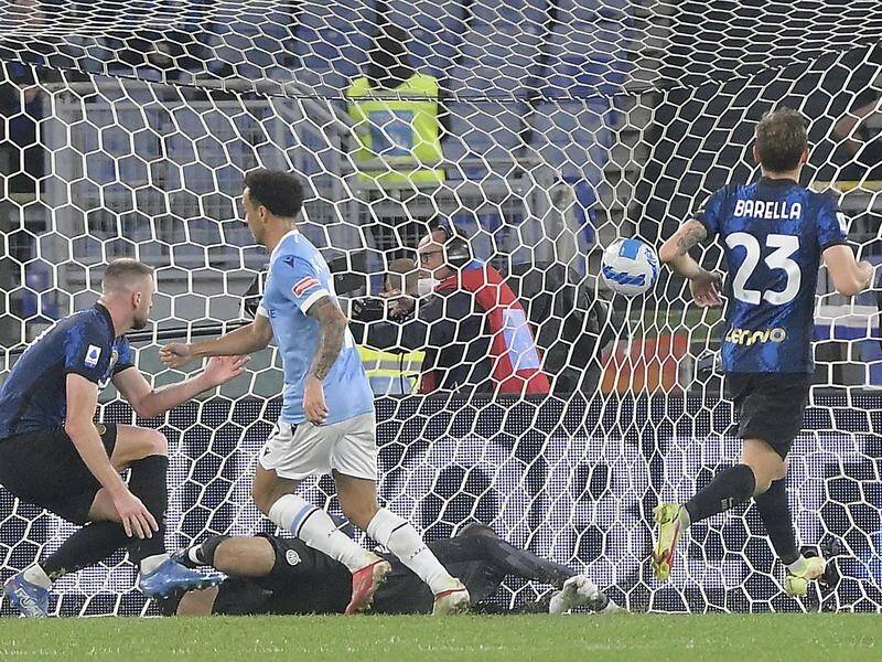 Felipe Anderson scores the go-ahead goal in Lazio's Serie A win over Inter Milan.