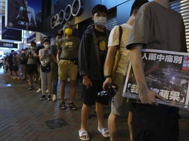 People queued up to wait for the last issue of Apple Daily to arrive at kiosks in Hong Kong.