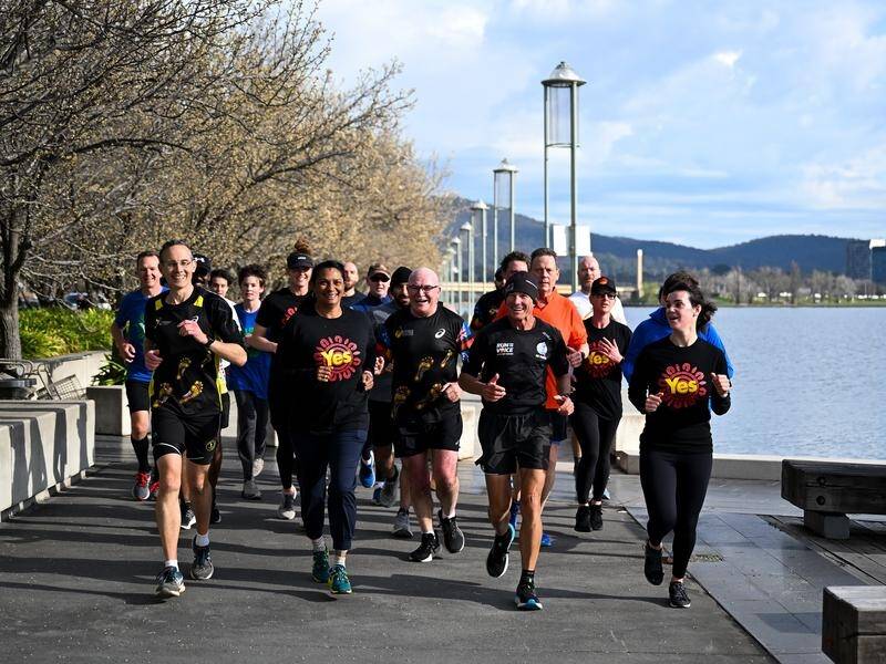 Familiar faces joined former MP Pat Farmer for part of his 14,000km run promote the 'yes' case. (Lukas Coch/AAP PHOTOS)