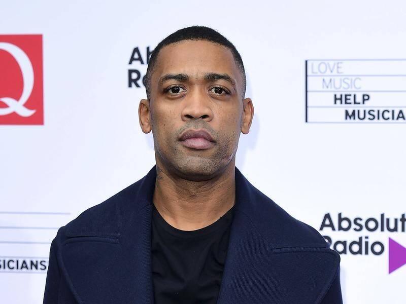 Grime artist Wiley has apologised after he posted several anti-Semitic comments on Twitter.