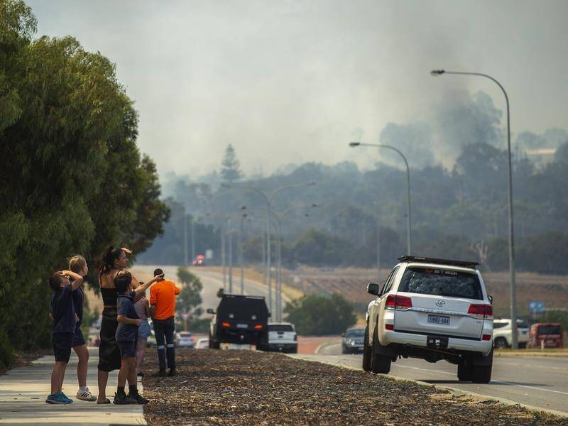 Residents of Perth's northern suburbs are bracing for more destruction from bushfires in the area. (Aaron Bunch/AAP PHOTOS)